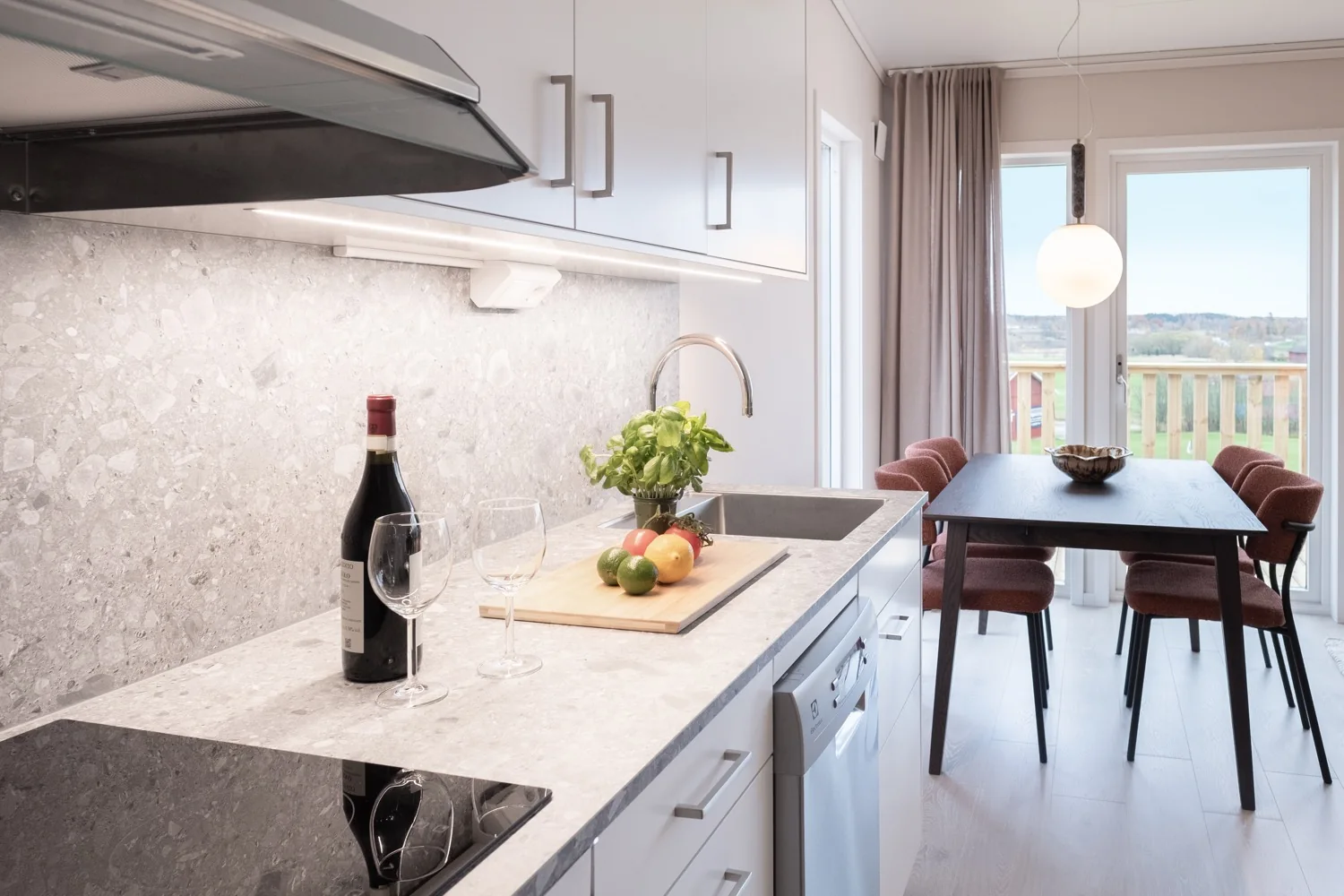 Visionsbild av ett varmt inrett kök och en matplats i hotellkonceptet