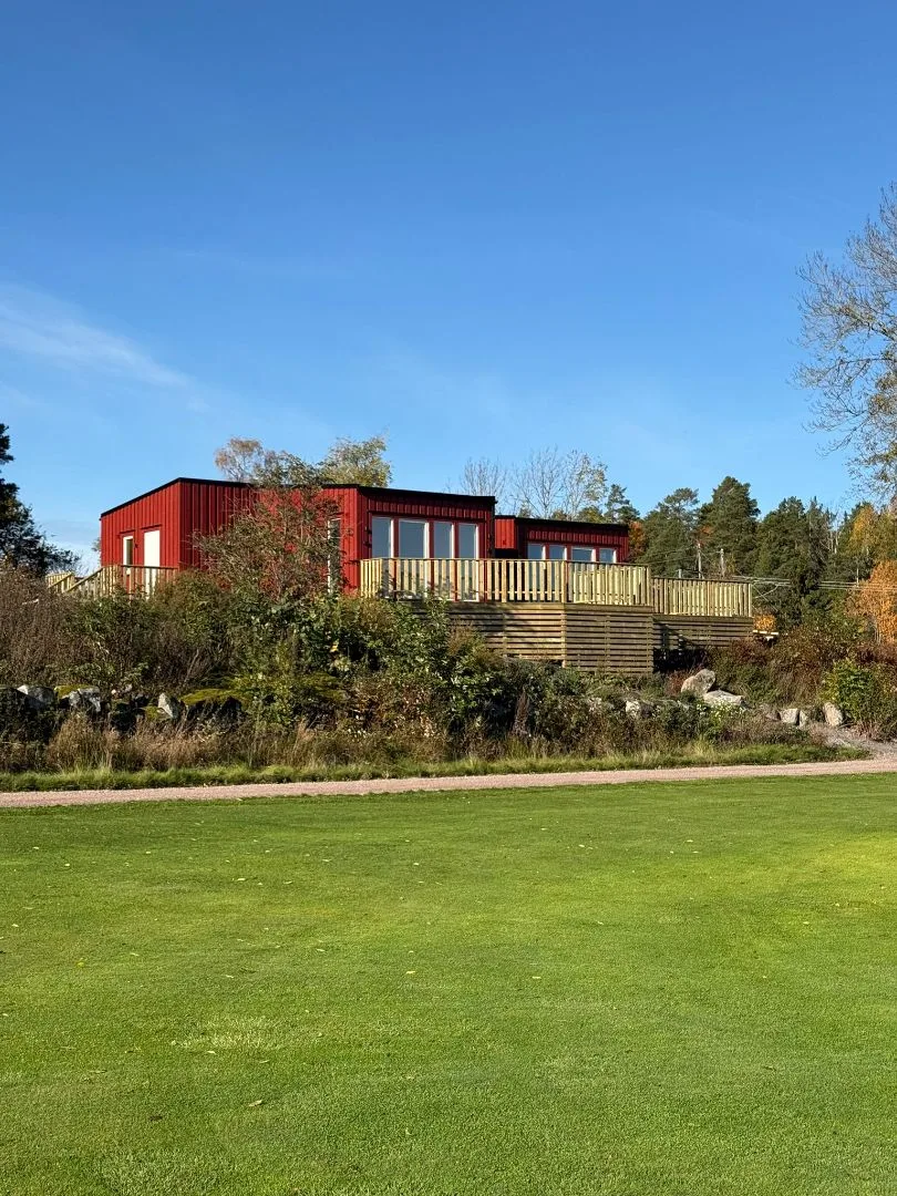 Skerike GK: Stugor vid Golfbanan med Mobila Hus
