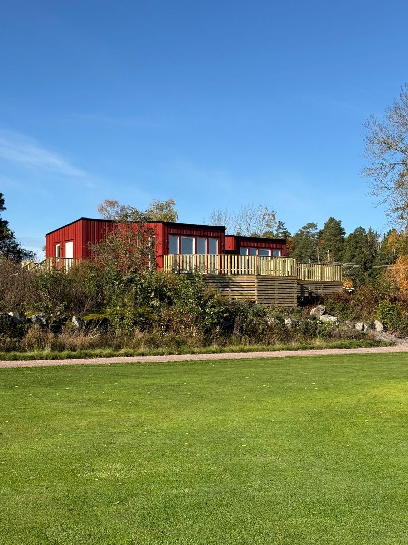 Skerike GK: Stugor vid Golfbanan med Mobila Hus