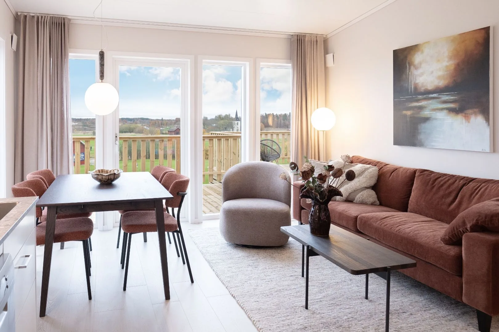 Vardagsrum och matplats med utsikt