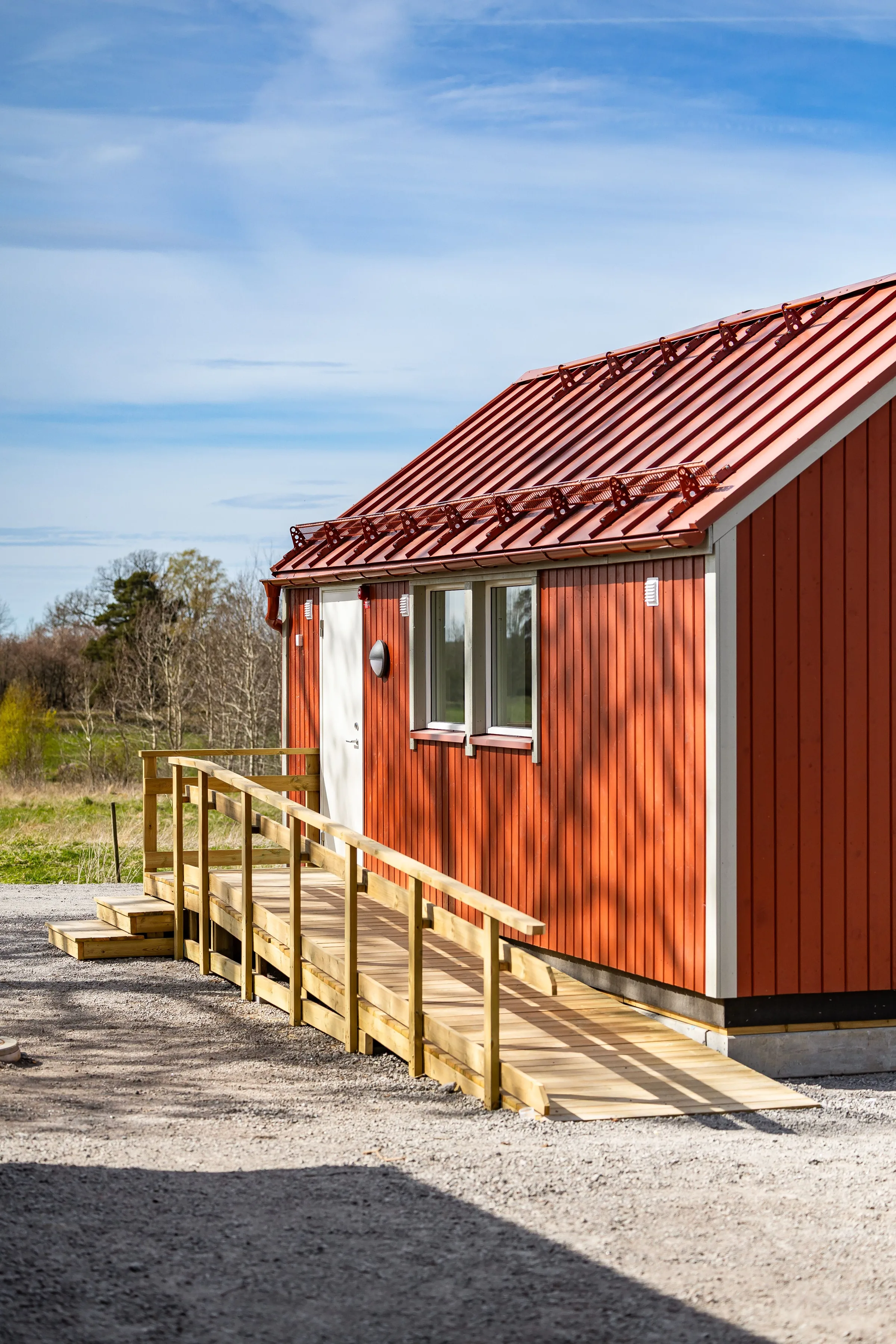 Robust 2 – exteriör med röd panel och rött tak